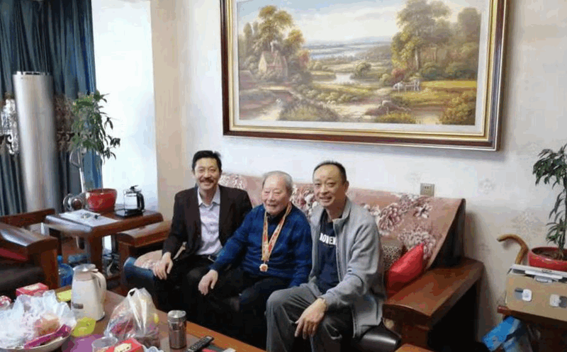 慰問公司榮獲中共中央、國(guó)務(wù)院、中央軍委頒發(fā)的“慶祝中華人民共和國(guó)成立70周年”紀(jì)念章的老黨員、離休干部胡成金同志_副本_副本