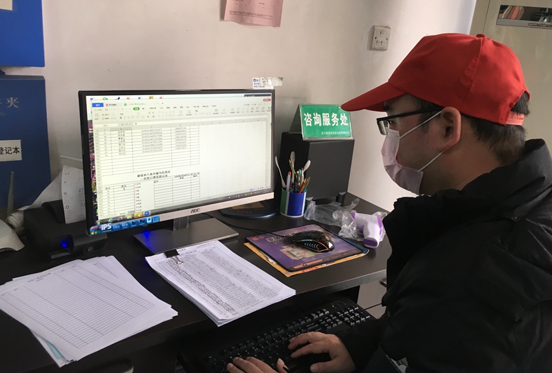 王建對領取口罩的人員核對信息、錄入信息